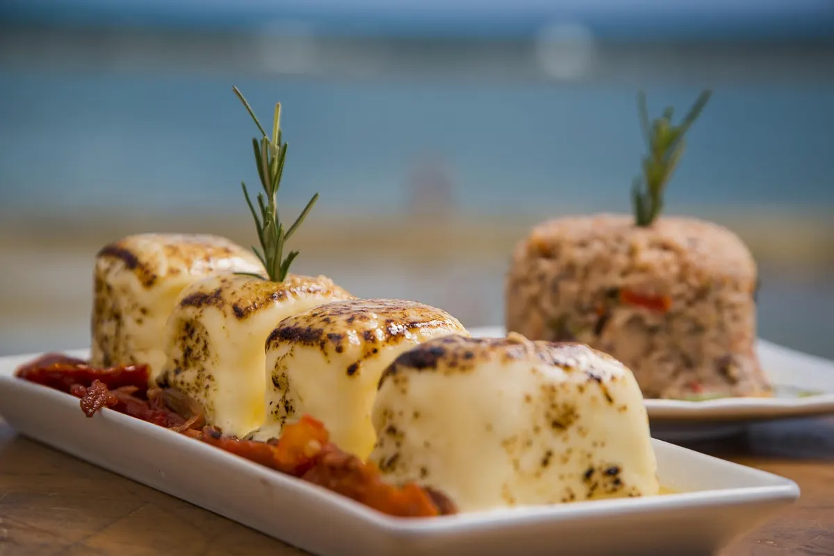 Vale Bay Dining Explained: Where to Find Seafood, Sunday Roasts and Vegetarian Options